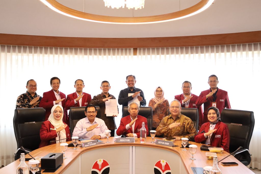 Penyerahan SK Pengangkatan Jabatan Fungsional Profesor